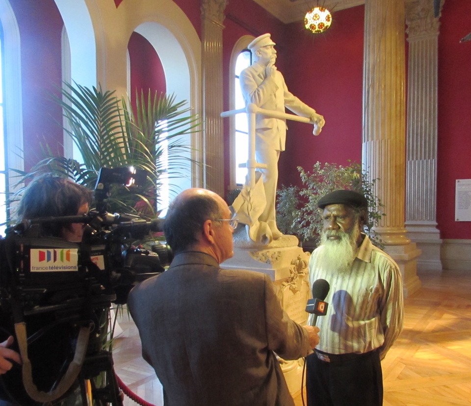 Sid Bruce Shortjoe being interviewed for national French television. Image courtesy: Pormpuraaw Art & Culture Centre